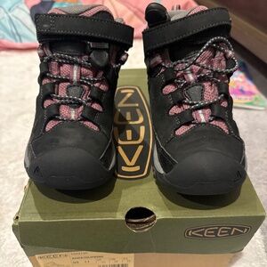 KEEN Targhee mid height waterproof hiking boots size 11 little girls
